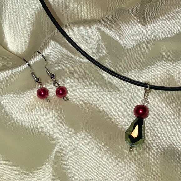 Swarovski crystal pendant leather cord & earrings - Picture 3 of 8